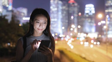 Cep telefonu kullanan kadın 