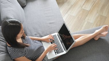 Dizüstü bilgisayar üzerinde çalışan kadın 