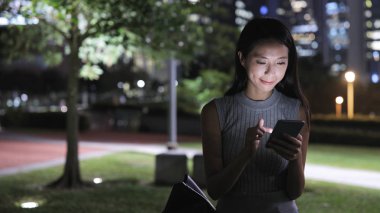 Cep telefonu kullanan kadın 