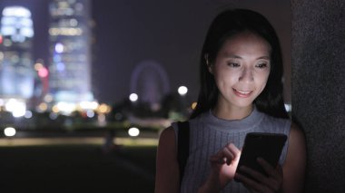 Kadın geceleri cep telefonu üzerinde okuma 