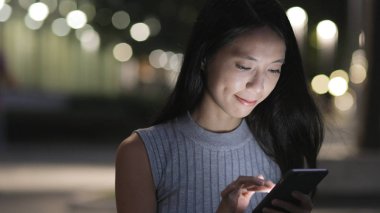 Cep telefonu kullanan kadın