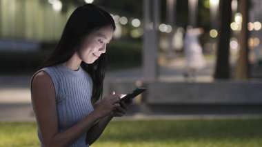 Cep telefonu kullanan kadın