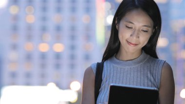 genç kadın dijital tablet kullanma 