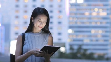 Tablet bilgisayarda çalışan kadın 