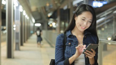 Geceleri cep telefonu arayan kadın 