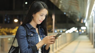 Geceleri cep telefonu kullanan kadın 