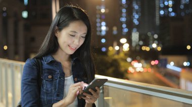 cep telefonuna SMS göndermek kadın