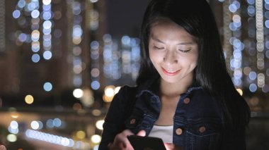 Şehirde cep telefonu kullanan kadın 