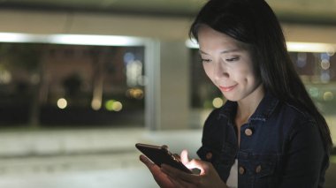 Kadın cep telefonu kenti kullanarak 