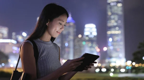 Mulher usando computador tablet à noite — Fotografia de Stock