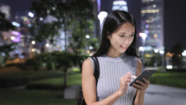 Mujer trabajando en el teléfono celular — Foto de Stock