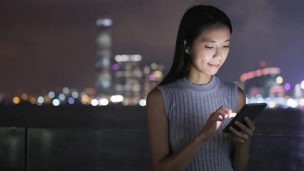 Frau nutzt nachts Smartphone — Stockfoto