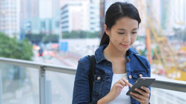 cep telefonu açık, kullanan kadın 