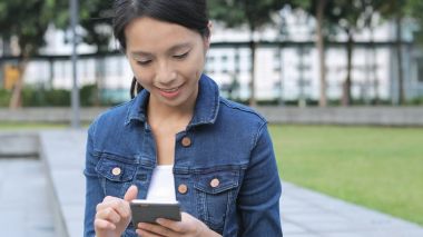 Kadın cep telefonu açık, SMS gönderme 