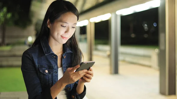 Mulher enviando SMS no celular na cidade — Fotografia de Stock