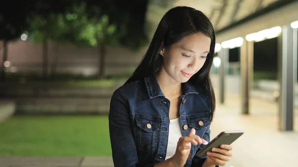 Vrouw die sms 't op mobiele telefoon — Stockfoto