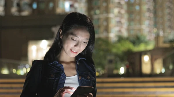 Mujer usando celular en la ciudad —  Fotos de Stock