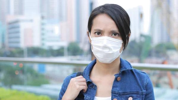 Wanita memakai masker wajah di kota — Stok Foto