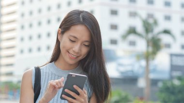 Cep telefonu şehirde geceleri kullanan kadın