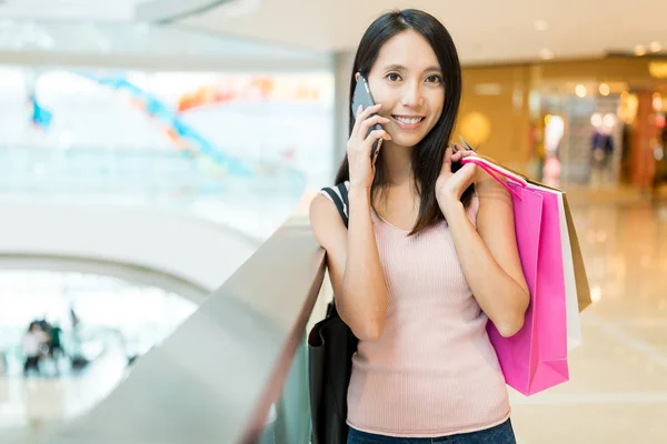 携帯電話ショッピングの女性の話 — ストック写真