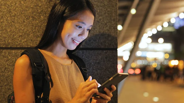 Cep telefonu kullanan kadın 