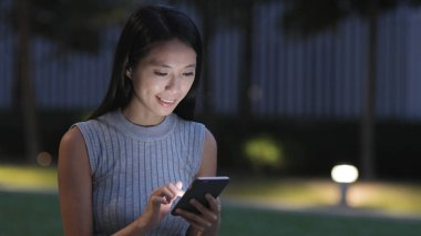 Cep telefonu kullanan kadın