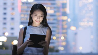 Tablet bilgisayarda City arayan kadın 