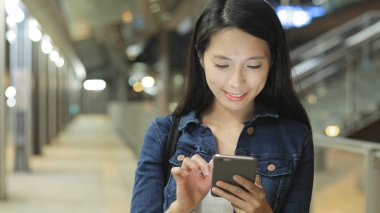 cep telefonu kullanan kadın 