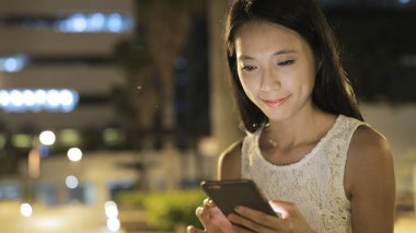 Geceleri cep telefonu arayan kadın 