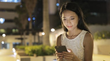 Akıllı telefon kullanan kadın 