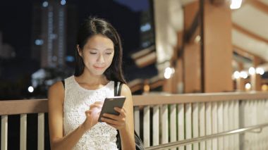 Akıllı telefon kullanan kadın 