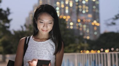 Park adlı cep telefonu kullanan kadın