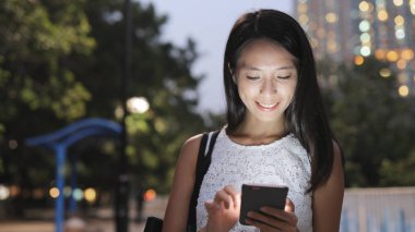 Akıllı telefon kullanan kadın 