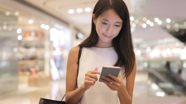 Cep telefonu kullanan kadın 