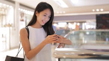 Cep telefonu kullanan kadın