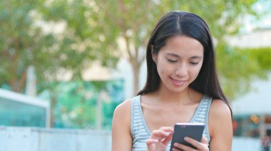 Akıllı telefon kullanan kadın 