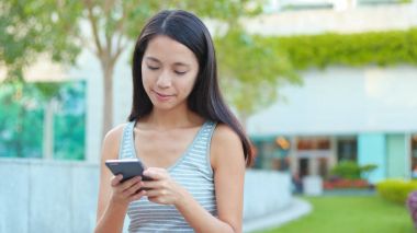 Sokakta cep telefonu kullanan kadın. 