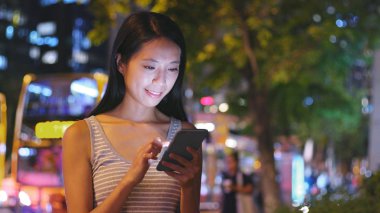 Akıllı telefon kullanan kadın