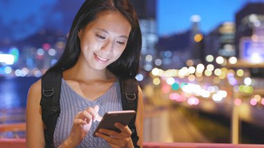  Cep telefonu kullanan kadın 