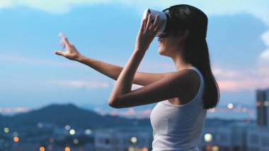 Sanal gerçeklik aygıtıyla izlerken kadın 