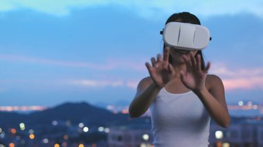 Sanal gerçeklik aygıtıyla izlerken kadın 