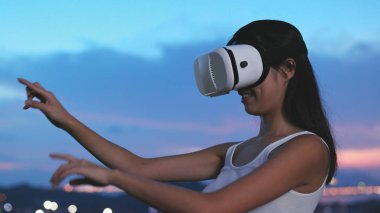 VR aygıt ile oynayan kadın 