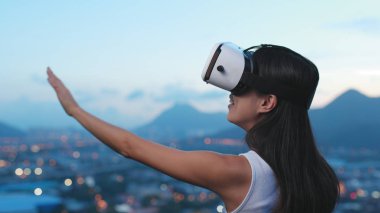 Yine de Vr aygıt izlerken kadın 