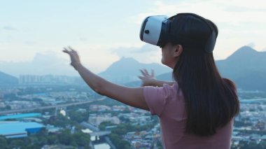 Kadın giyiyor sanal gerçeklik aygıt 