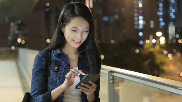 Mulher enviando SMS no celular à noite — Fotografia de Stock