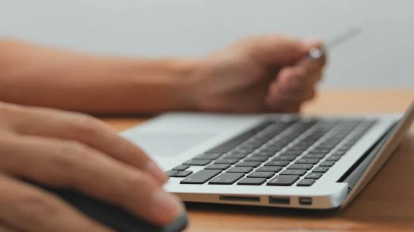 Man online winkelen op laptopcomputer — Stockfoto