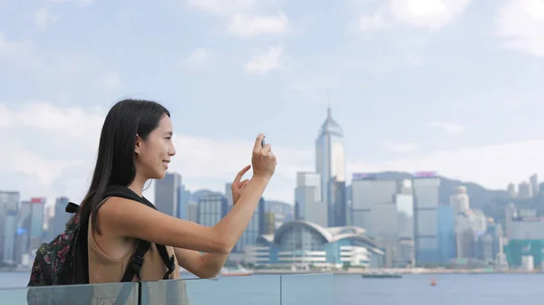 Žena pořizování foto ve městě Hong Kong — Stock fotografie