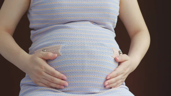 Zwangere vrouw raakt haar buik aan — Stockfoto