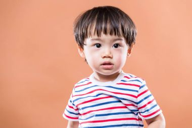 küçük çocuğun gülümseyen portre