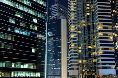 Modern şehir içinde geceleri gökdelenler